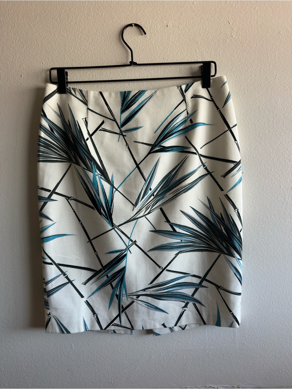White House Black Market White Pencil Skirt with Teal and Black Palm Print Sz 4